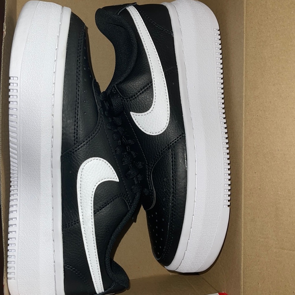 BRAND NEW NIKE PLATFORM AIR FORCE 1